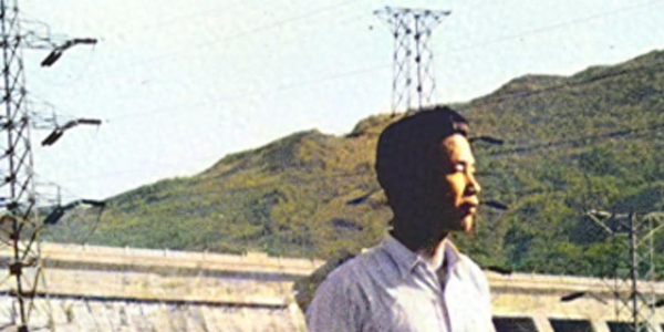 李鹏总理年轻时有多帅？1959年在吉林的留影，他31岁英俊潇洒