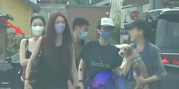 李嫣与窦靖童宋妍霏聚会，20岁唇痕修复，175cm身材气质复刻王菲