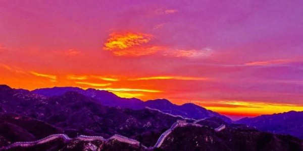 霞染雄关：万里长城沐朝晖