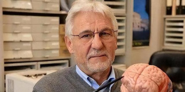 大脑开始萎缩，一般出现4个反应！多吃3种食物，有助于健脑