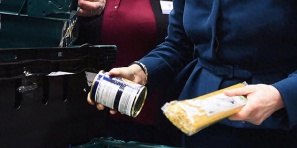 英国国防大臣发警告：每家备好罐头现金！食品体系要扛不住冲击了