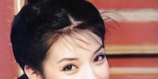 面相又变了！49岁赵薇广东吃饭，又老又瘦没架子，却再无回头路走