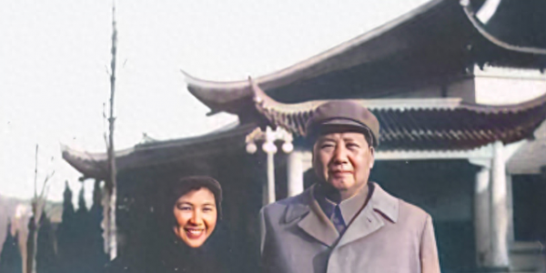 毛主席秘书谢静宜有多美？1960年和主席的合影，笑容明媚端庄大气