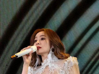 张靓颖音浪之夜红蕾丝镂空裙杀疯！曲线毕露两米八翅膀撩翻全网