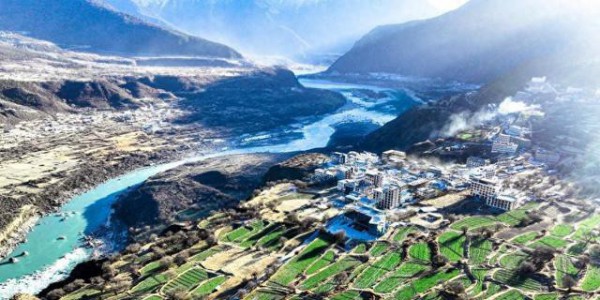 雅鲁藏布大峡谷冬景美如画