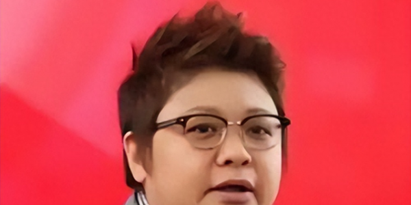 德不配位必遭殃！继央视表态后 韩红又迎"噩耗" 12年尘封往事被扒