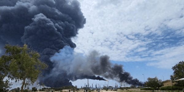 又打起来了！不是美国不是以色列，阿联酋不宣而战，袭击伊朗油厂