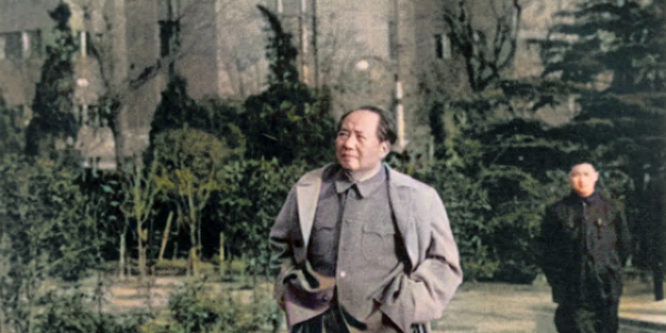 1953年，毛主席到上海视察工厂企业，而后在上海街头拍下这张照片