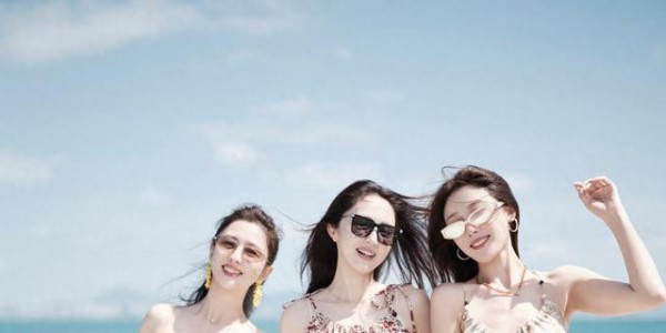 董璇大年初一发拜年照，和佟丽娅母子一起海上度假，一起比心好甜