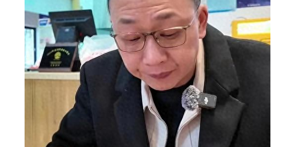 因摔耳机丢了铁饭碗，被迫离开央视后，如今他54岁现身街头当吃播