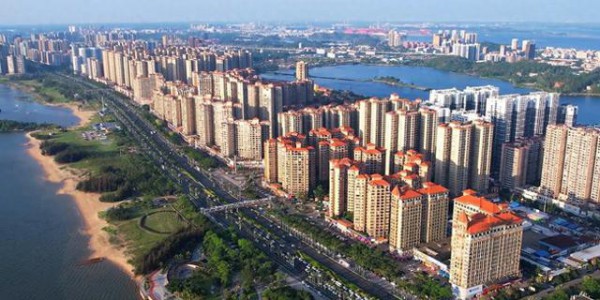 中国聚居有海洋民族的城市，它既沿海又挨边，可实现跨一步出国