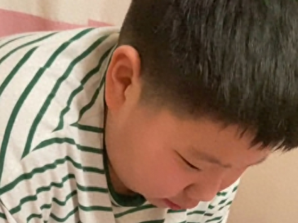 11岁儿子半夜向母亲要钱，身材压迫感拉满，网友：这体型能自己抢