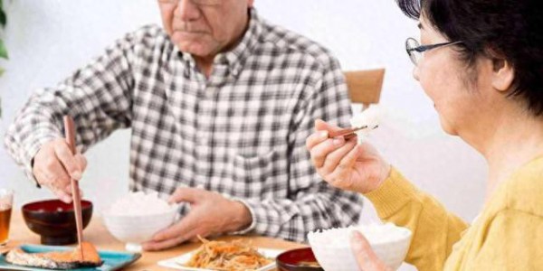 医学研究：长期不吃晚餐的人，不出一年，胆囊健康或出现4个警示