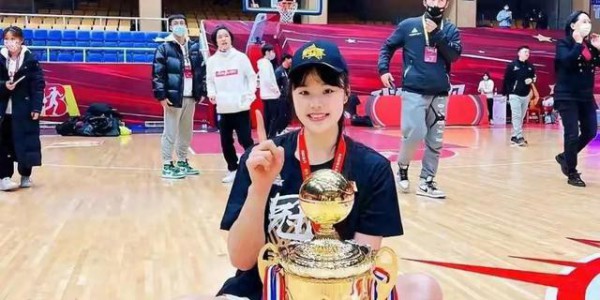 拖着伤腿轰下19+12，她让那些500万年薪成了笑话