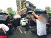 嚣张！东莞永新酒楼老板路怒砸车，当着警察放狠话，这下栽大了