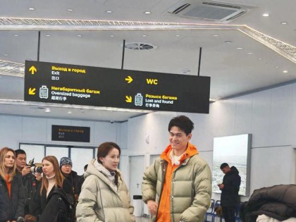 孙杨这波护妻操作直接拉满，下意识帮老婆整衣，俊男靓女画面太甜