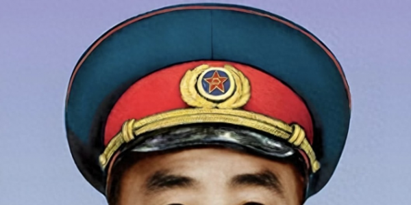授衔时朱德第一个上台，毛主席帮他整衣领，台下将帅看着都红了眼