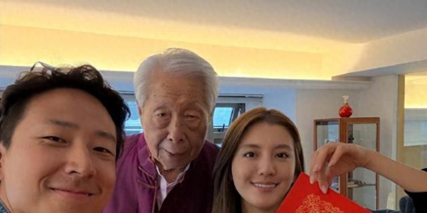 吴千语豪门阔太的位置稳了，和施伯雄跟爷爷拜年，爷爷很认可孙媳