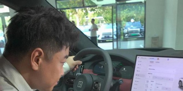 王皓夫妇现身4S店买新车，老婆闫博雅气质不俗，穿短裙大长腿吸睛