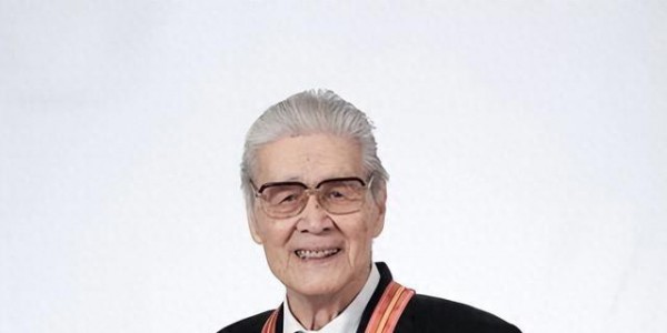 白天演员、晚上间谍，隐姓埋名75年，94岁的“姜子牙”传奇一生