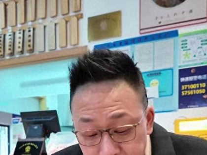 因摔耳机丢了铁饭碗，被迫离开央视后，如今他54岁现身街头当吃播