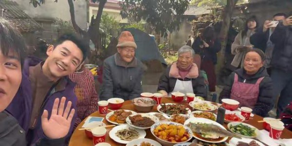 郑恺下乡杀猪办宴，穿四川省服毫无违和感，洗菜烧柴还炒菜接地气