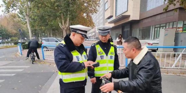 除了戴头盔，12月1日起，电动车、摩托车“2禁2罚”，车主注意