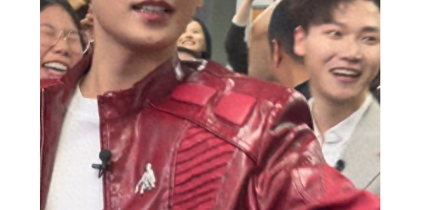 杨洋出席线下活动，比例惊人胸肌明显，生图五官精致像男模