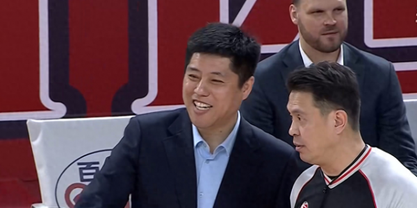 抬走，下一个！CBA夺冠大热门32分狂胜，上海队11连胜、重返榜首