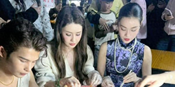 韦雪广西被偶遇，像杨幂但差远了，馒化严重，吃螺蛳粉不敢张大嘴