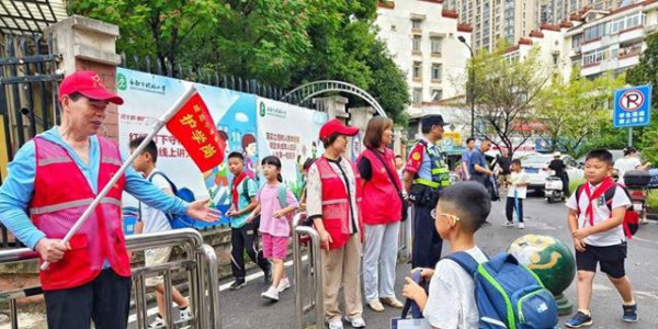 护学岗有必要吗？那天放学的10秒钟，给了我答案