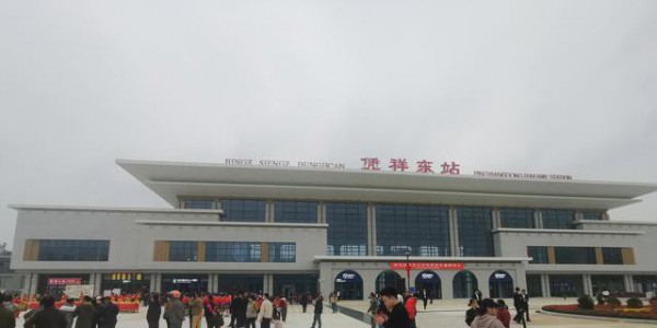 凭祥边陲高铁站的早晨