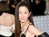 “亿万富婆”王薇薇：77岁看起来像23岁，身边年轻追求者排成排