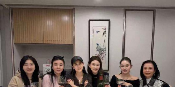 黄圣依43岁生日太低调，闺蜜一出场，颜值直接碾压全场