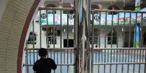 一年少了三万所学校，平均每天关掉81家，不都是因为少子化
