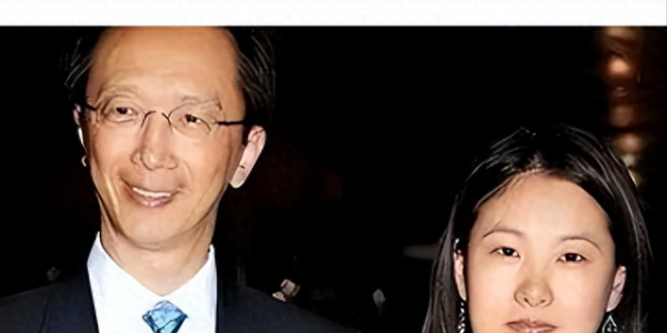 伏明霞74岁丈夫：出席全球医疗峰会，佝偻头秃动作痴，企业遇翻车