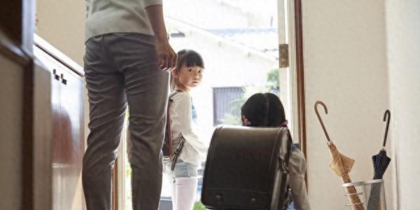 父母别太操心孩子！你管得越多，孩子越废，通透父母都懂“狠心”