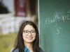 人民日报对王虹的称呼变了，18 字差异释放重要信号，丘成桐没说错