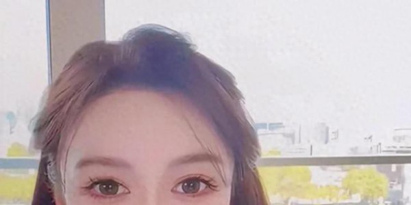 叶柯在伦敦穿瑜伽裤开播，身材火辣凹凸有致，网友：黄晓明好品味