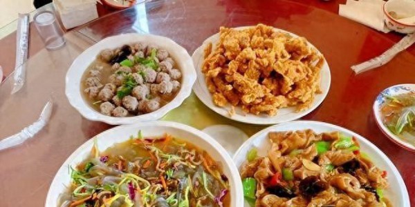 山东一家3口人的年夜饭，晒朋友圈火了，网友：太寒碜，没眼看！