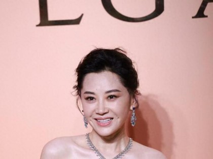 许晴太丰满了！穿抹胸裙都兜不住好身材，我感慨：资本果然会选人