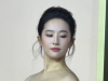 刘亦菲上海活动生图，身材膀大腰圆挤出副乳，手臂粗壮颈纹好抢镜
