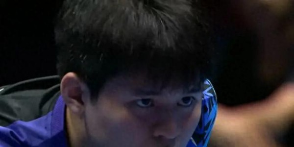 蜕变!林诗栋3-1户上隼辅助中国队夺冠，跳过护栏跃上球桌庆祝
