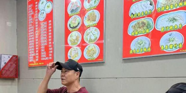 香港偶遇蔡一杰，独自用餐戴帽子遮挡伤疤，脑癌扩散身形愈发消瘦