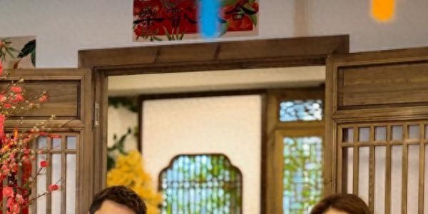 杨怡一家四口拜年照太养眼，女儿长腿抢镜，儿子大眼睛萌翻了