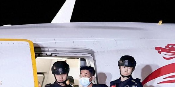 佘智江被引渡回国！黄有龙是其表哥，佘在老家建别墅与邻居起冲突