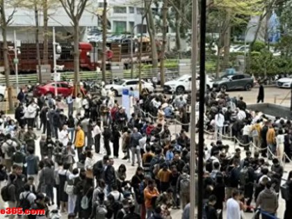 疯了！深圳腾讯楼下排长队，男女老少疯抢，只为一只小“龙虾”