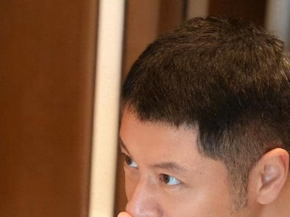 任重孙骁骁为爱女庆生，三口合唱歌曲，3岁嘻嘻声音软萌唱得真好