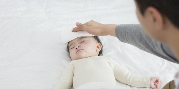 宝宝发烧出汗能盖被子吗？无数家长踩坑的误区，难怪孩子反复烧