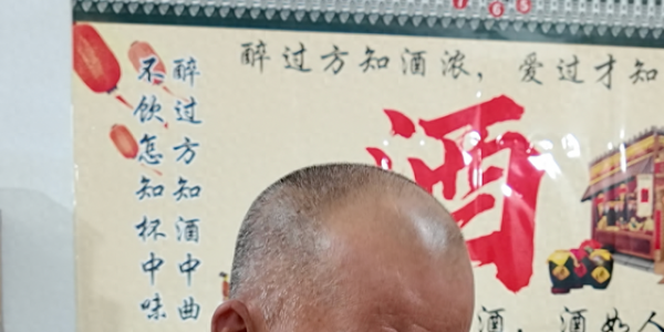 莫氏鸡煲总店员工从180人减至30多人，曾为排队顾客准备的遮雨棚改为小卖部；莫叔还清180万元旧债又贷款建养鸡场：把质量搞好，不怕没生意